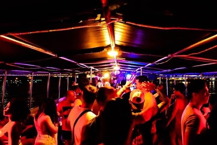 FIESTA EN BARCO