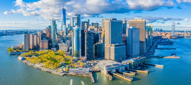 ALTO Y BAJO MANHATTAN CON ESTATUA DE LA LIBERTAD