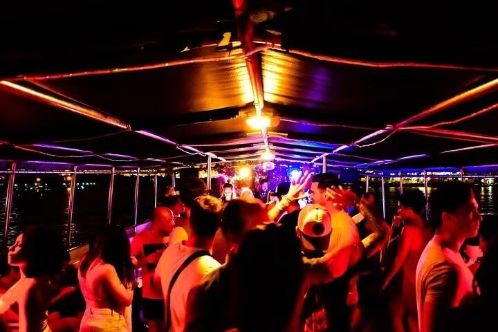 FIESTA EN BARCO